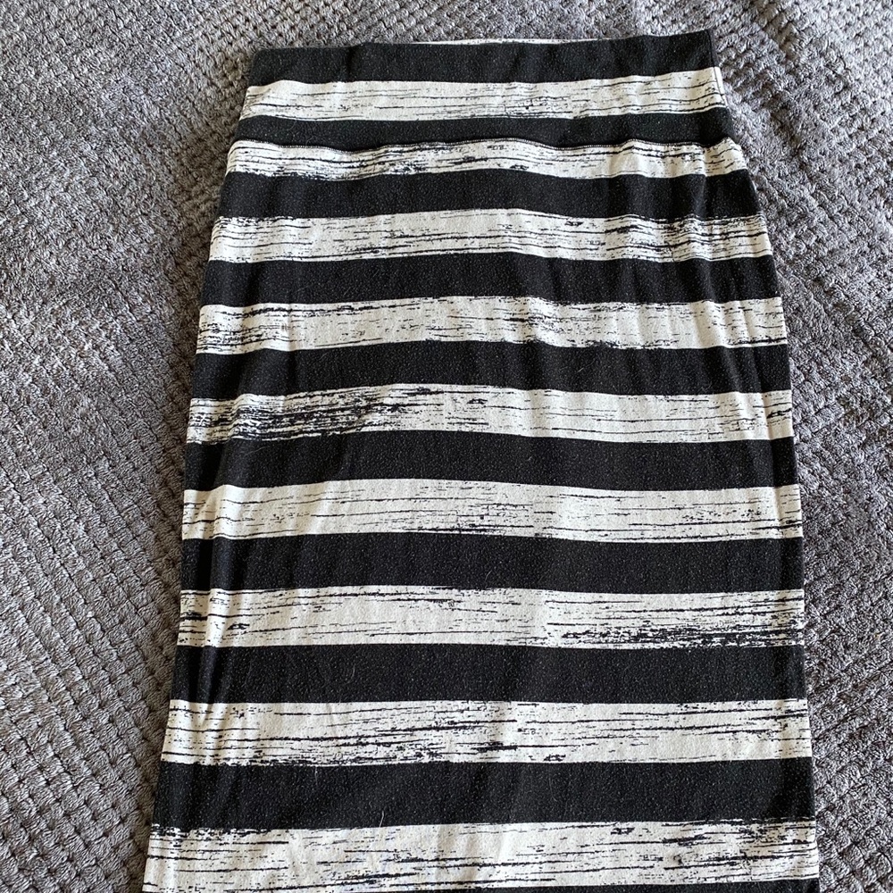 Black and white pencil midi skirt